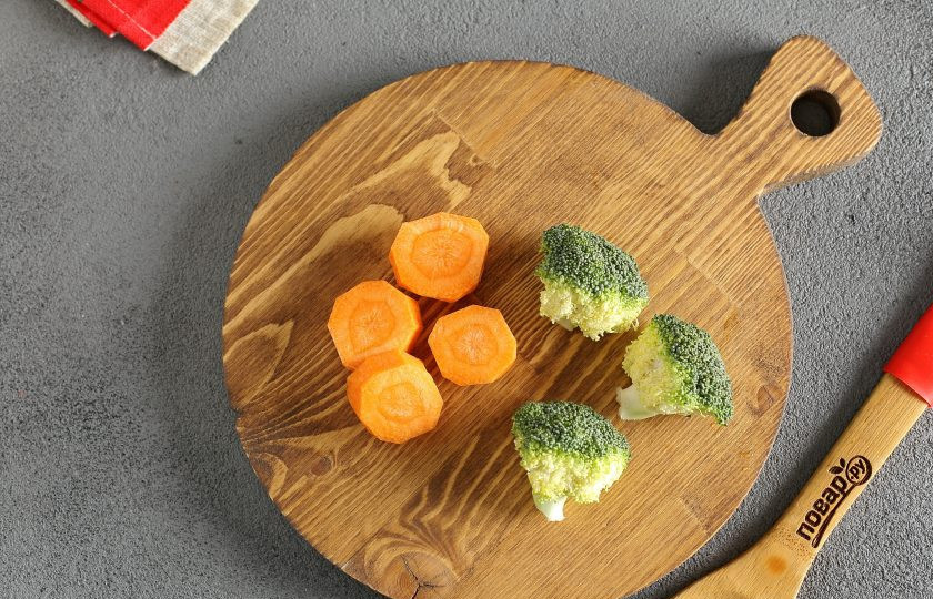 1. Этап. Овощное пюре для грудничка: Соцветия брокколи промойте под проточной водой, морковь очистите и разрежьте на 3-4 части.