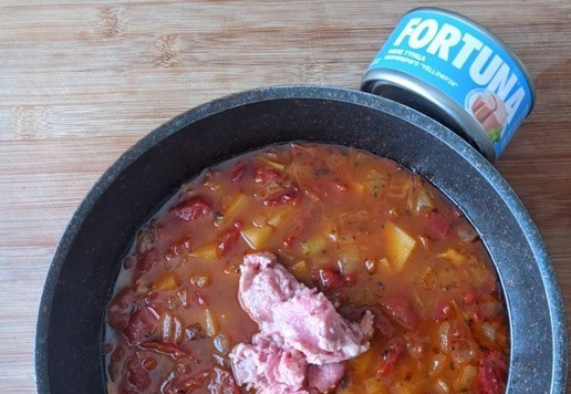 1. Этап. Густой суп испанских рыбаков Мармитако: Тунец кладём крупными кусками вместе с жидкостью. У меня тунец ТМ FORTUNA. Если в масле, то масло тоже добавляем. Перемешиваем, доводим до кипения, варим 5 минут на среднем огне.