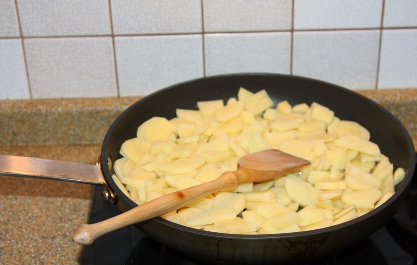 1. Этап. Конгрио в духовке: 5. Тем временем помешиваем периодически картофель. Жарить его лучше на растительном масле.