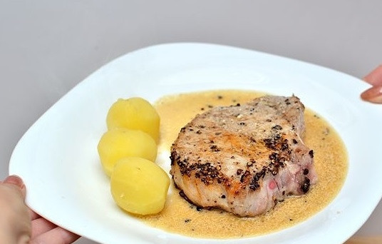 1. Этап. Перечный стейк: 8. Подавайте перечный стейк с отварным картофелем или свежим салатом. Приятного аппетита!