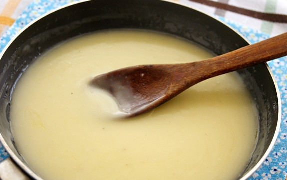 1. Этап. Шампиньоны в соусе Бешамель: 5. Влейте тонкой струйкой молоко, мясной или грибной бульон, постоянно помешивая. Доведите до кипения и уварите соус пару минут.