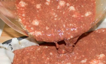 1. Этап. Паштет из куриной печени в духовке: Будущий паштет влейте в форму с салом. Концы сала заверните к середине, а сверху уложите оставшееся сало и лавровый лист.