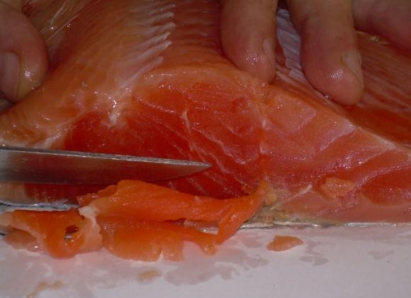 1. Этап. Салат Цезарь с рыбой: Рыбу нарезать тонкими ломтиками.