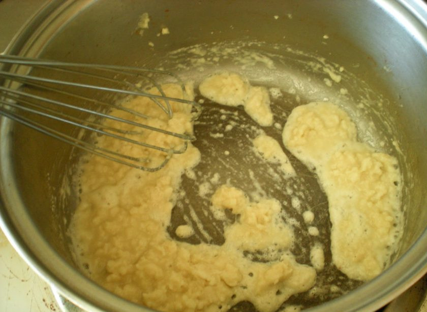 1. Этап. Паста с брокколи в сырном соусе: В отдельной кастрюльке разводим сливочное масло, сыплем туда постепенно муку и энергично размешиваем. Нужно получить однородную массу без комочков.