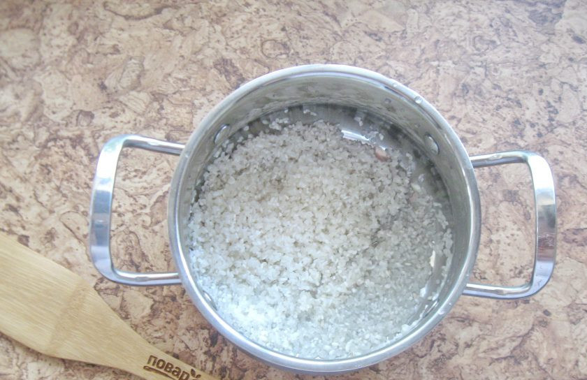 1. Этап. Рисовая молочная каша как в детском саду: Рис тщательно помойте и выложите в кастрюлю с толстым дном.