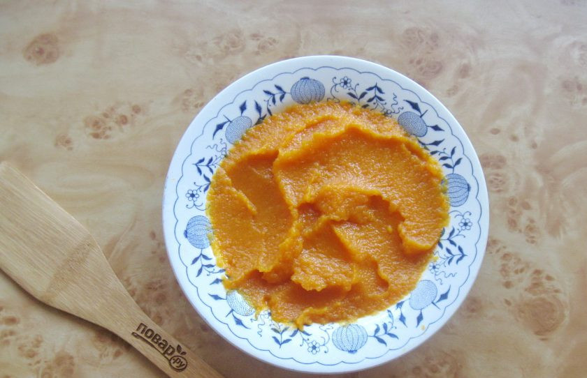 1. Этап. Запеканка с тыквой и творогом: После разомните вилкой или взбейте блендером до консистенции пюре.