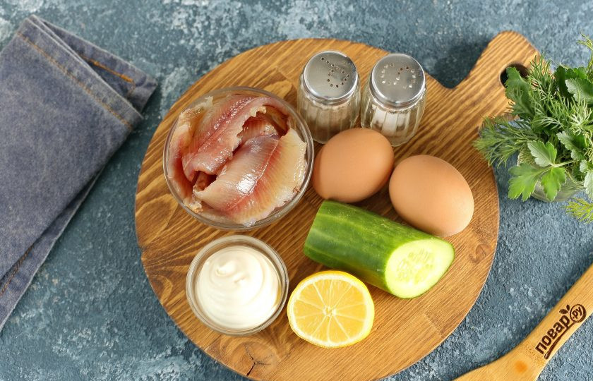 1. Этап. Салат с вяленой рыбой: Подготовьте все ингредиенты.