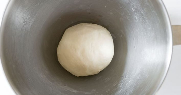 1. Этап. Жареные лепешки с зеленым луком: 1. В миску просейте муку, добавьте соль, залейте горячей водой, замесите тесто вручную или с помощью комбайна. Накройте тесто полотенцем и оставьте на полчаса.