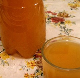 1. Этап. Квас из черного хлеба: Через сутки квас готов! Процедите и перелейте его в бутылки. Храните в холодильнике. Приятного аппетита!