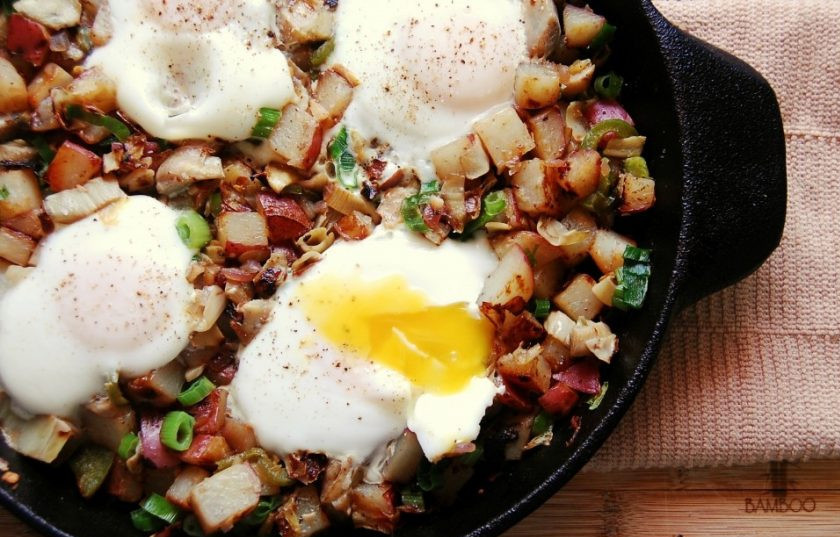 1. Этап. Яичница с артишоками и картофелем: 4. Потом посыпьте блюдо соль и перцем. Добавьте зелёный лук и разбейте яйца. Через пару минут яичница будет готова! Приятного аппетита!