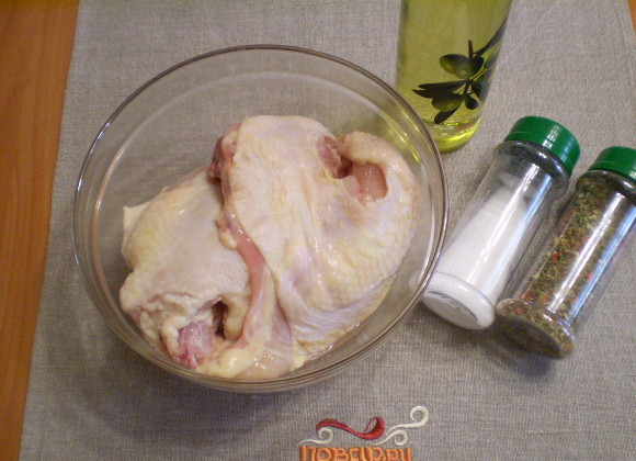 1. Этап. Куриная грудка кусочками на сковороде: Подготовим продукты. Грудку необходимо вымыть. Я разрезала её на половинки, чтобы удобнее было снимать мясо.