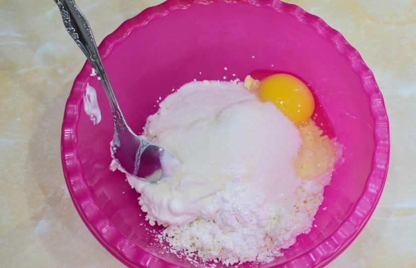 1. Этап. Галета с творогом и малиной: В это время подготовьте начинку. Соедините творог с яйцом. Добавьте к нему сметану, крахмал и сахар.