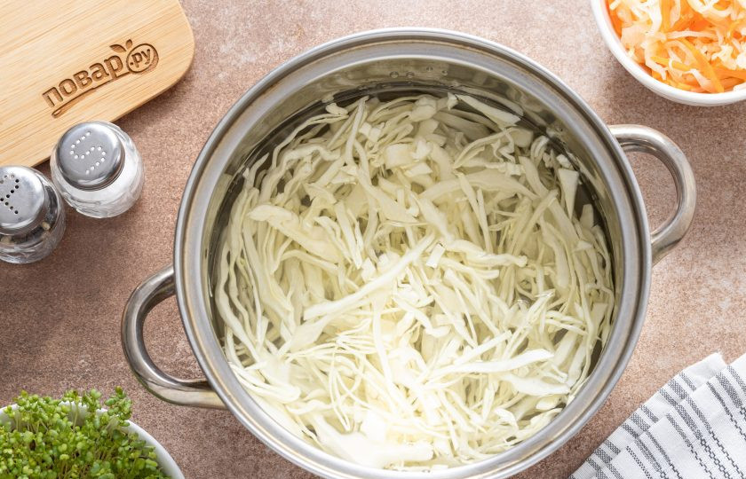 1. Этап. Щи из квашеной и свежей капусты: Свежую капусту тонко нашинкуйте и переложите в кастрюлю, влейте воду. Доведите до кипения и варите около 7 минут.