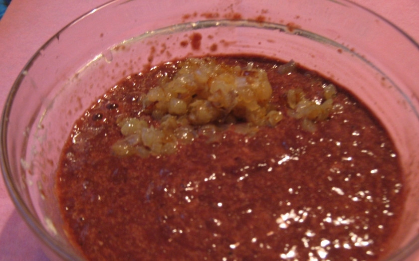 1. Этап. Печеночные котлеты с манкой: Обжарьте мелко нарезанный лук и добавьте его в фарш.