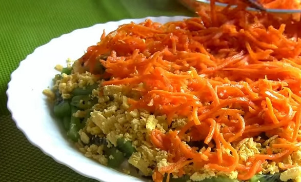 1. Этап. Слоеный салатик с курицей и киви: 6. Можно собирать салат. Первый слой — грудка, смажьте ее майонезом. Затем выложите киви и присыпьте желтком. Пятый слой — морковь, смажьте и ее майонезом. Затем выложите яблоко и укройте их тертым белком.