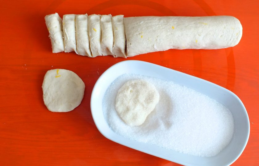 1. Этап. Голландское печенье: Валик разрежьте на кусочки толщиной 0,5 см. Придавите ладонью и обваляйте в сахаре.