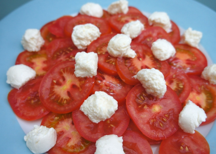 1. Этап. Помидоры с моцареллой и песто: Шаг 4. Порежьте моцареллу на кусочки размером с виноградинку. Порежьте помидоры слайсами.