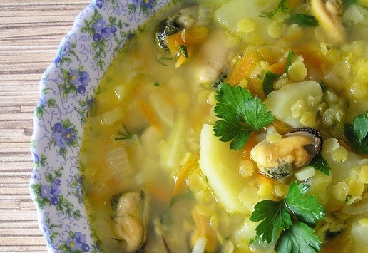 1. Этап. Суп с жёлтой чечевицей и мидиями: Разлейте суп по тарелкам и подавайте.
