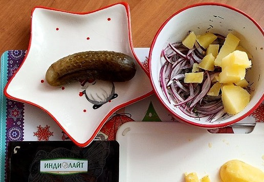 1. Этап. Салат послепраздничный Застольный: Очищаем только что сваренный картофель от кожицы и нарезаем кубиком. Уж совсем не мельчите. Отправляем его тёплым в салатник. Перемешиваем. Он пропитается всеми ароматами заправки.