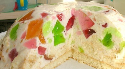 1. Этап. Торт Разбитое стекло: Емкость с тортом опустите в горячую воду на 30 секунд, затем переверните на тарелку в которой будете подавать торт.