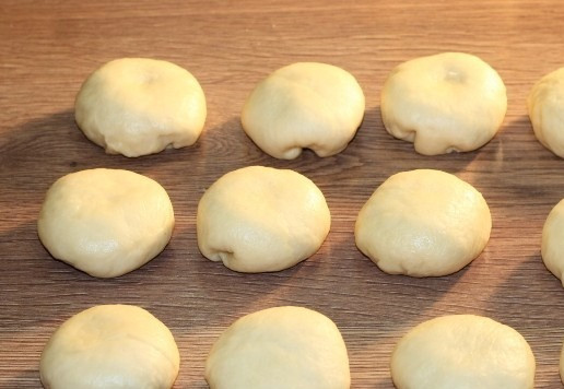 1. Этап. Пирожки с яблочной начинкой: 15. Затем каждую часть немного скатываем и делим на маленькие кусочки (60 г). Подкатываем кусочки теста и округляем.