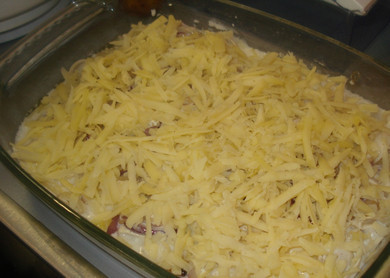 1. Этап. Пельмени, запеченные с сыром: 7. Присыпать пельмени сыром и отправить форму в предварительно разогретую духовку на 30 минут. Вот и весь простой рецепт пельменей, запеченных с сыром. Подавать к столу блюдо лучше горячим.