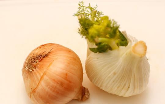 1. Этап. Морковный суп-пюре: Лук и фенхель тоже чистим и разрезаем на 4 части.