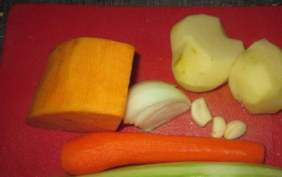 1. Этап. Суп-пюре из тыквы диетический: Все овощи почистите и помойте.