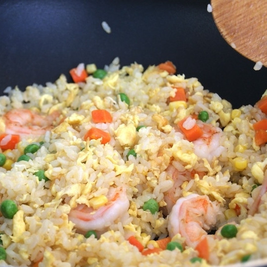 1. Этап. Рис с жареными креветками по-китайски: Сразу же добавляем в вок креветки. Перемешиваем и прогреваем на среднем огне около минуты.