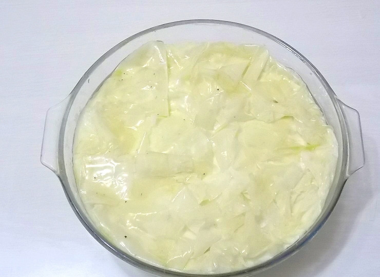 1. Этап. Гибаница: Накройте свисающими краями и смажьте тесто растопленным маслом.