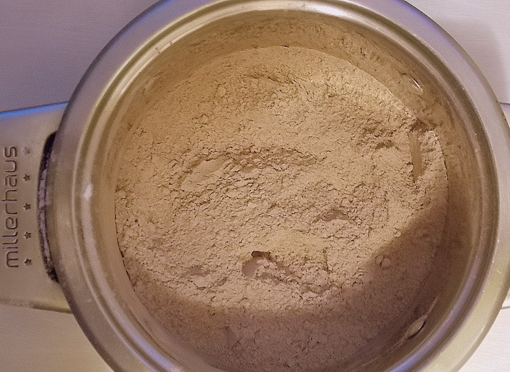 1. Этап. Простейший шоколадный пирог: Соедините в однородную массу муку, дробленые орехи, сахар, разрыхлитель, соль, ванилин, какао.