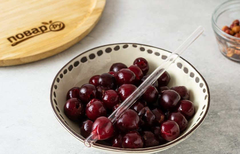 1. Этап. Конфитюр из вишни: Далее удалите косточки из вишни. Я для этого использую стеклянную трубочку для коктейлей.