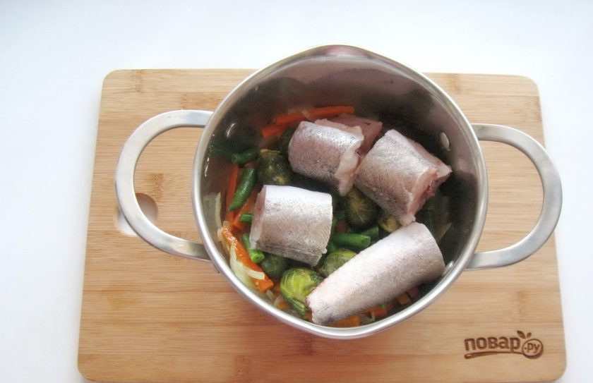 1. Этап. Диетическая рыба с овощами: Выложите рыбу в кастрюлю с овощами.