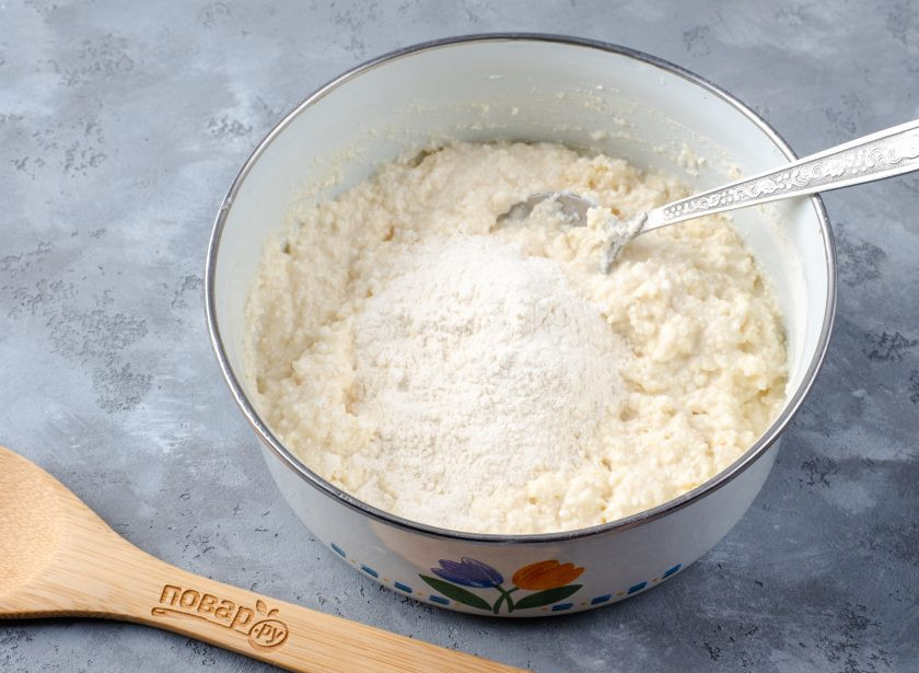 1. Этап. Сырники из обезжиренного творога: В последнюю очередь введите муку и дайте тесту постоять 5-7 минут.