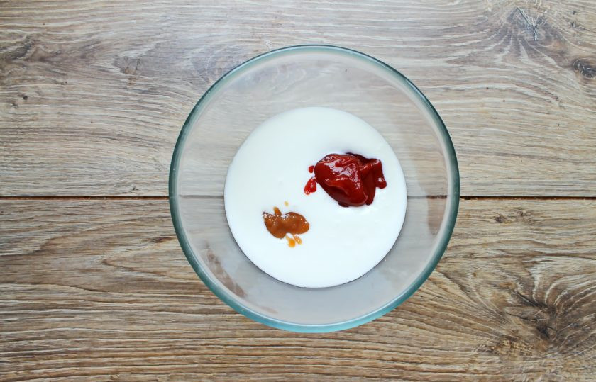 1. Этап. Соус из простокваши с томатной пастой: Простоквашу налейте в миску, добавьте томатную пасту и острый соус.