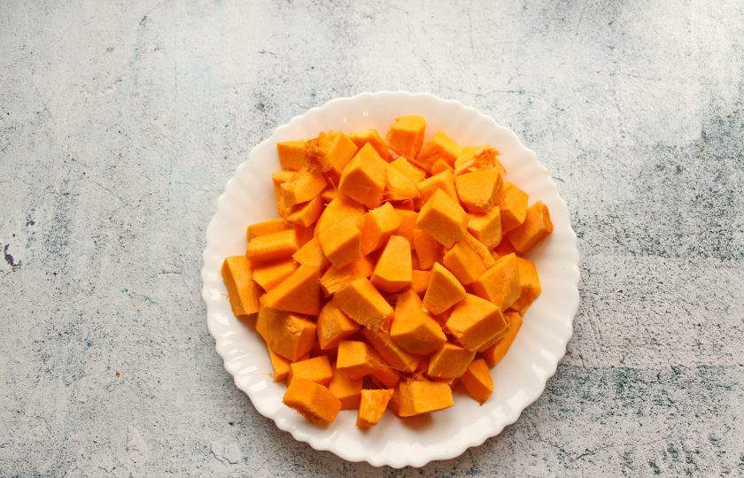 1. Этап. Тыквенный сок в соковарке на зиму: Тыкву разрежьте на сегменты, удалите семечки и твердую внешнюю корку. Порежьте мякоть на кусочки.