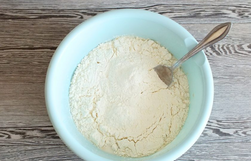 1. Этап. Пирог с пикшей: По истечении 20 минут всыпьте 2 стакана муки и слегка перемешайте тесто.