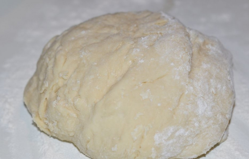 1. Этап. Сочень с творогом: Потом добавьте к взбитым яйцам масло сливочное размягченное и порезанное на кусочки, перемешайте. Смешайте муку с солью и разрыхлителем, добавьте сухую смесь к жидкой, замесите тесто. Оно должно быть мягким и эластичным, долго не вымешивайте.