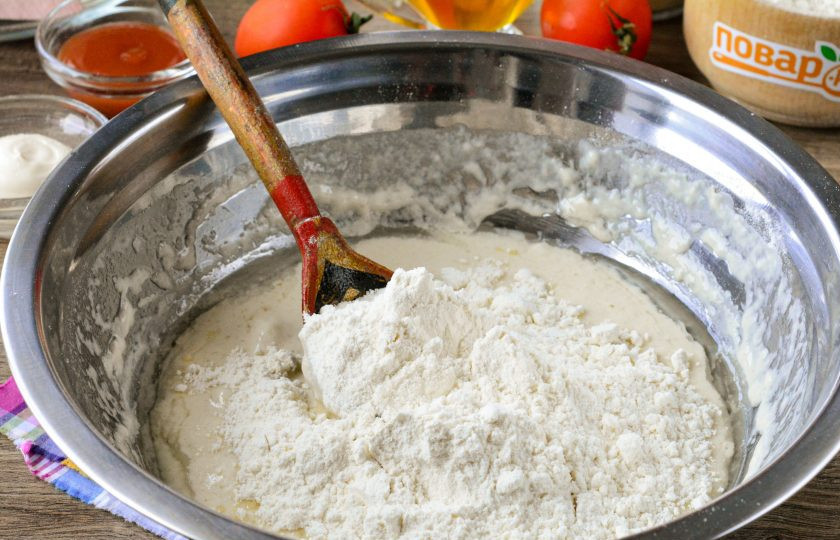 1. Этап. Пицца в чебуреке: Затем досыпьте всю оставшуюся муку.