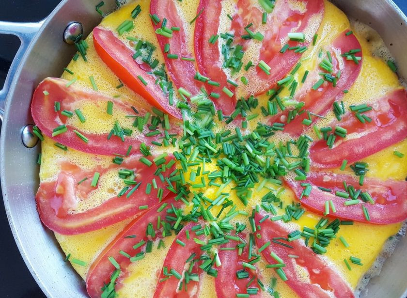 1. Этап. Омлет с помидорами и луком: 5. Затем выложите помидоры и лук к яйцам на сковороду.