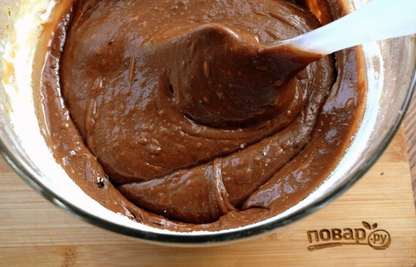 1. Этап. Шоколадный чайный пирог: Добавьте чай и йогурт, перемешайте. Муку, разрыхлитель, соду просейте и добавьте в 2-3 приема в тесто, аккуратно перемешивая лопаткой.