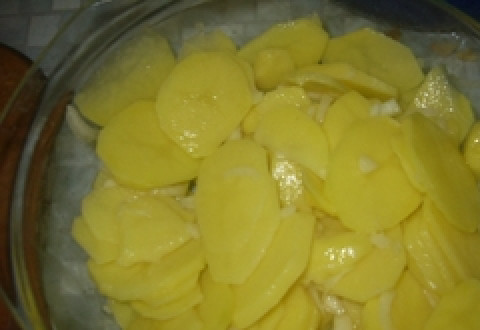 1. Этап. Морской язык с картофелем: 3) третий слой – оставшийся картофель. И снова немного солим.