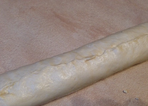 1. Этап. Булочки с медом: Сворачиваем в рулет и тщательно защипываем края.