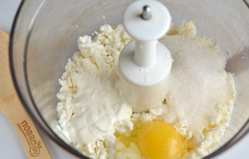 1. Этап. Шоколадная кростата: Для начинки смешайте творог с яйцом и сахаром, сметаной, щепоткой ванильного сахара. Лучше всего это сделать в блендере.