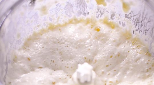 1. Этап. Багет: К воде добавьте соль и половину муки, перемешайте. Оставьте массу на полчаса.