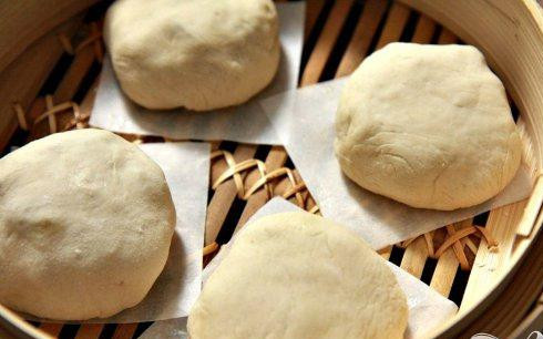 1. Этап. Булочки со свининой: 7. Выложить 4 булочки швом вниз на расстоянии 2,5 см друг от друга в бамбуковую пароварку. Накрыть крышкой. Добавляя воду на глубину 2,5 см, довести до кипения на среднем огне. Готовить 20-30 минут.