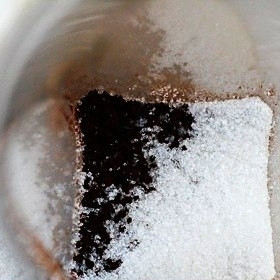 1. Этап. Кофе-фраппе: Туда же добавляем сахар.