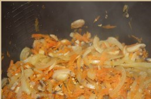 1. Этап. Рыба в томате в мультиварке: Делаем томатный соусу. Для этого в удобной посуде смешиваем кетчуп, томатную пасту, аджику, соль, перец, муку, приправы, и сок половины лимона. Хорошенько перемешиваем. если соус получится густым, можно добавить немного воды. Открываем мультиварку.