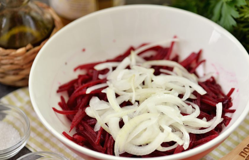 1. Этап. Салат из свеклы с маринованным луком: Спустя время слейте маринад, слегка отожмите лук, переложите в миску к свекле.