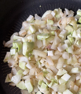 1. Этап. Куриная грудка с брокколи и перцем: В этой же сковороде на второй ст. ложке масла обжарить пару минут лук и чеснок, добавить кубики кочерыжки, обжаривать ещё пару минут.